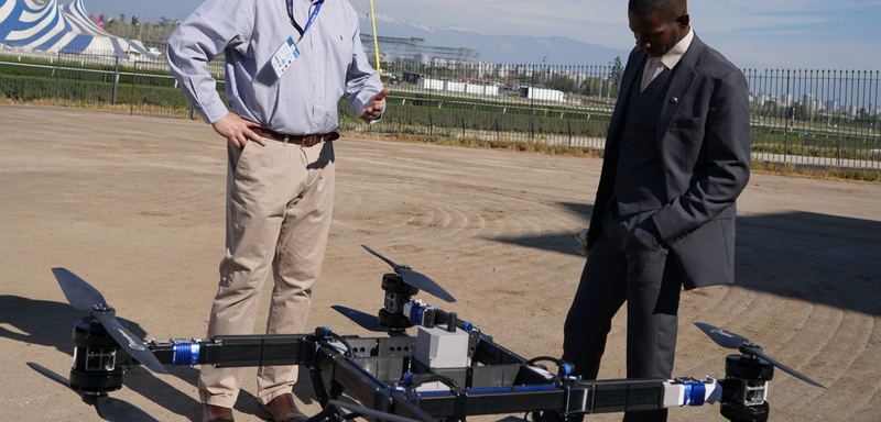 Dron multirrotor de carga en la explanada de EXPODRON 2025