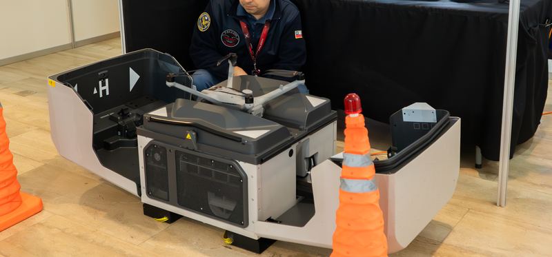 Estación de acoplamiento automático para drones en un stand de EXPODRON 2025