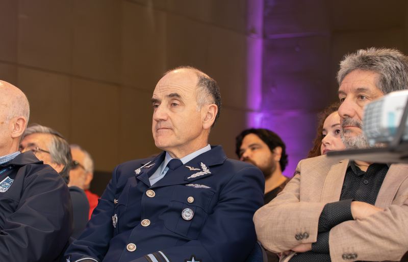 Autoridades en el público de una conferencia de EXPODRON 2025
