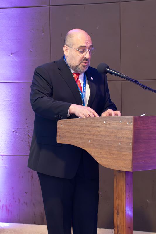 Speaker en el atril durante una conferencia