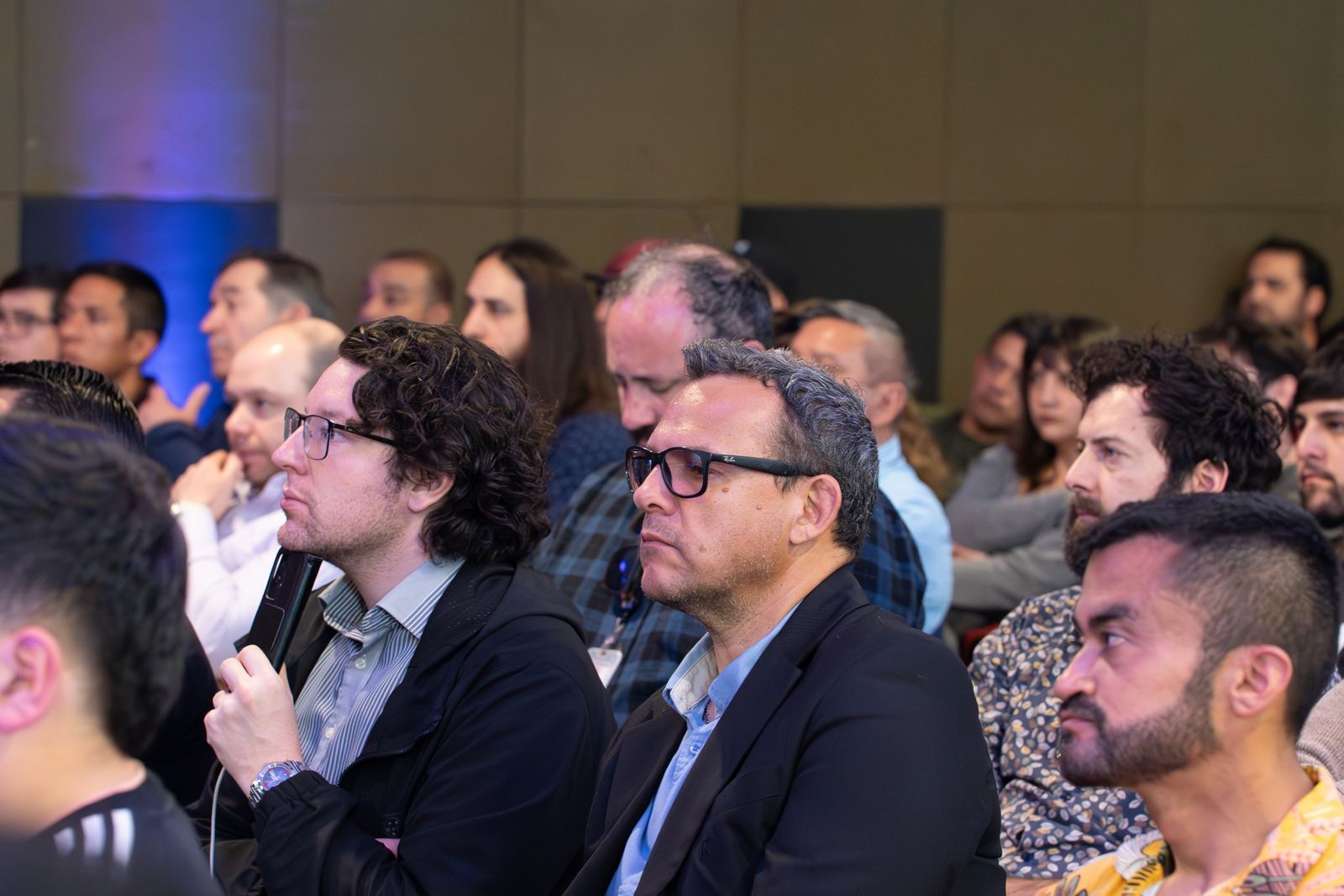 Público atento durante una conferencia de EXPODRON 2025