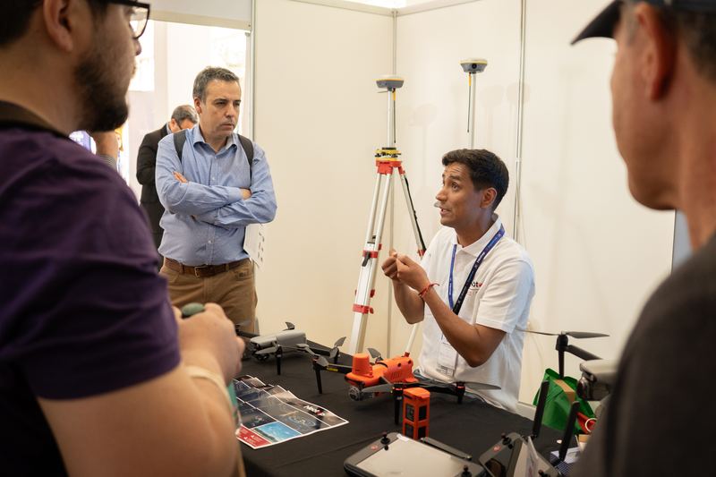 Demostración de equipos en un stand
