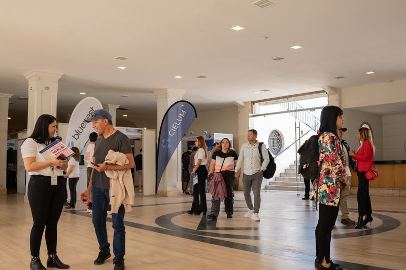 Atención de visitantes en el hall