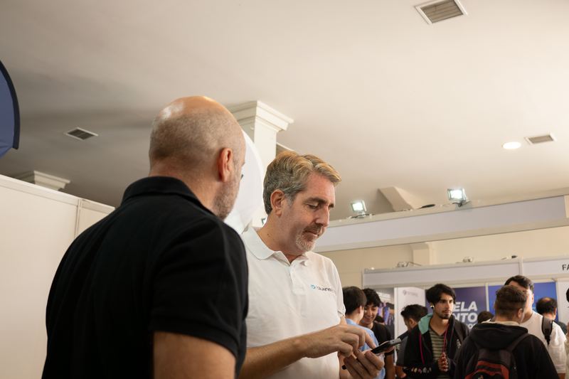 Conversación entre expositor y visitante